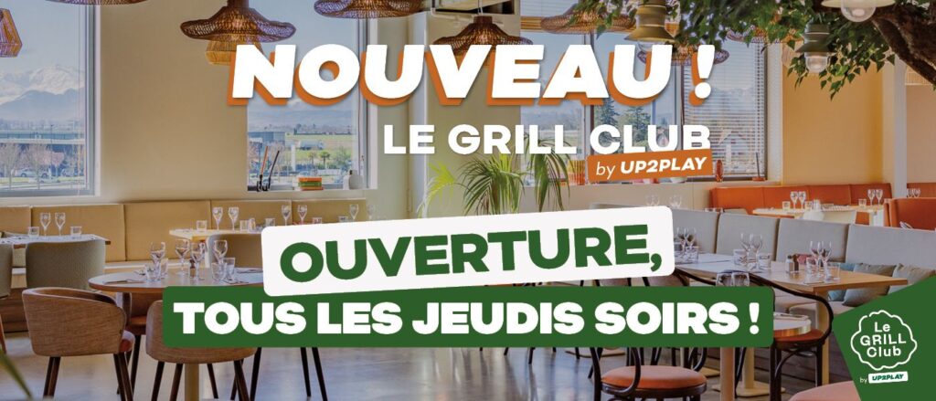 Salle du restaurant Le Grill Club by UP2PLAY Tarbes avec ambiance conviviale, clients attablés et plats servis lors d’une soirée à thème.