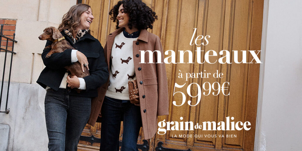 Deux femmes souriantes en manteaux d’automne Grain de Malice discutent devant une porte en bois. L’une tient un petit chien dans ses bras. Texte sur l’image : « Les manteaux à partir de 59,99 € – Grain de Malice ».