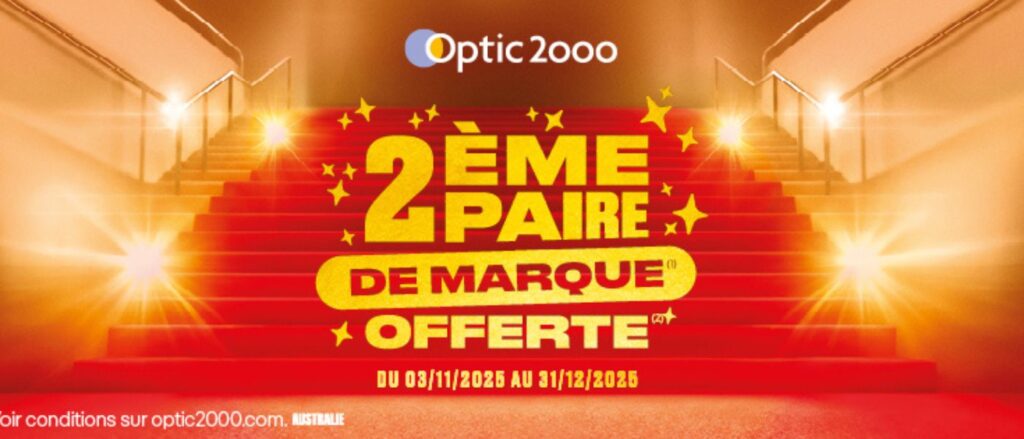 Visuel promotionnel d’Optic 2000 avec un fond d’escalier rouge et des effets lumineux dorés. Le logo Optic 2000 apparaît en haut, suivi d’un message en grandes lettres : « 2ème paire de marque offerte ». En bas, les dates de l’offre sont indiquées : du 03/11/2025 au 31/12/2025. Des mentions légales figurent en bas du visuel.
