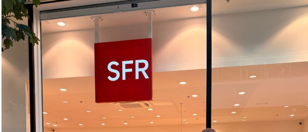 Enseigne SFR rouge et blanche suspendue à l’entrée de la boutique, visible depuis la galerie commerciale.