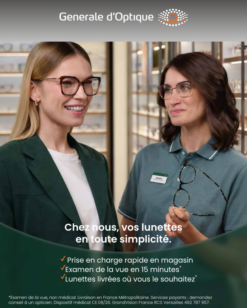 Deux femmes dans un magasin d’optique, dont une conseillère présentant une paire de lunettes, avec un message sur les services de Générale d’Optique.