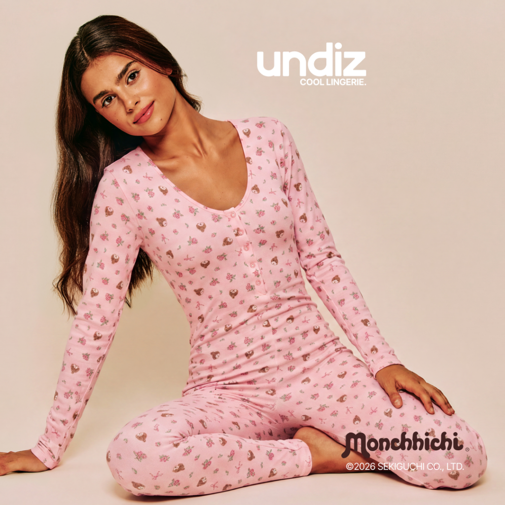 Femme portant un pyjama rose imprimé Monchhichi de la collection UNDIZ Honey Highlands.
